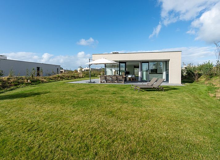 Ducks at snowy bank in Duinvallei 06, vacation home in Kamperland, North Beveland, Zeeland.