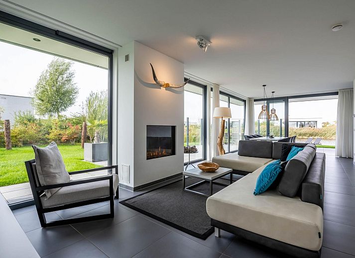 Eetkamer met uitzicht in Waterlijn 05 bungalow, Kamperland, Noord-Beveland, Zeeland.