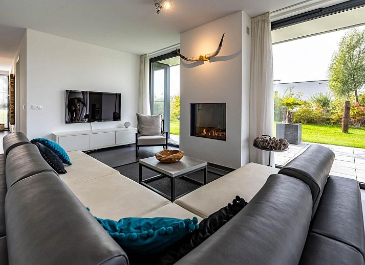 Eetkamer met uitzicht in Waterlijn 05 bungalow, Kamperland, Noord-Beveland, Zeeland.