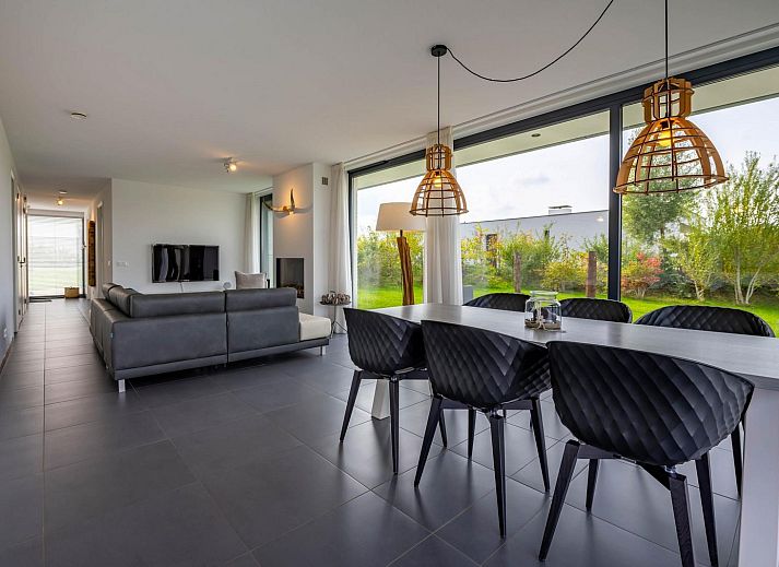 Eetkamer met uitzicht in Waterlijn 05 bungalow, Kamperland, Noord-Beveland, Zeeland.