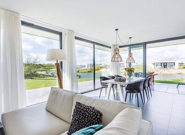 Eetkamer met uitzicht in Waterlijn 05 bungalow, Kamperland, Noord-Beveland, Zeeland.