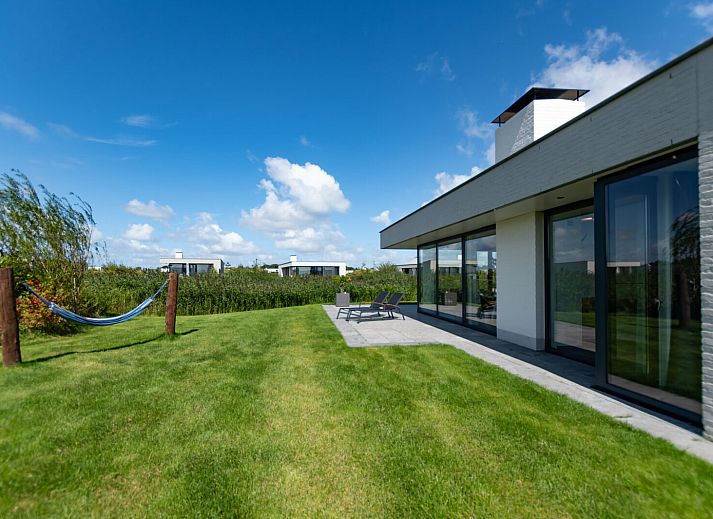 Gezellige woonkamer met open haard in Waterlijn 05 vakantiehuis, Kamperland, Zeeland.