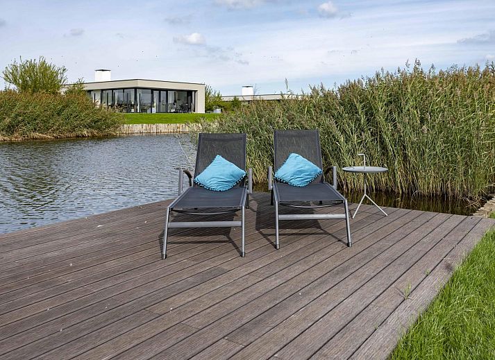 Gezellige woonkamer met open haard in Waterlijn 05 vakantiehuis, Kamperland, Zeeland.