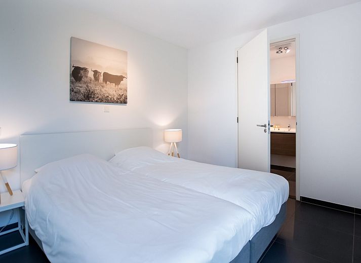 Stijlvolle zithoek met uitzicht op tuin in Waterlijn 05 bungalow, Kamperland, Zeeland.