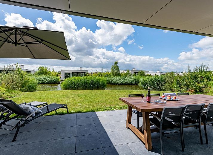 Enjoy the terrace at Duinvallei 10 | De Groote Duynen in Kamperland, a vacation home with beautiful views of the nature of North Beveland.