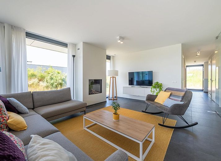 Sunny terrace at Duinvallei 10 | De Groote Duynen in Kamperland, a vacation home overlooking the green surroundings of North Beveland.