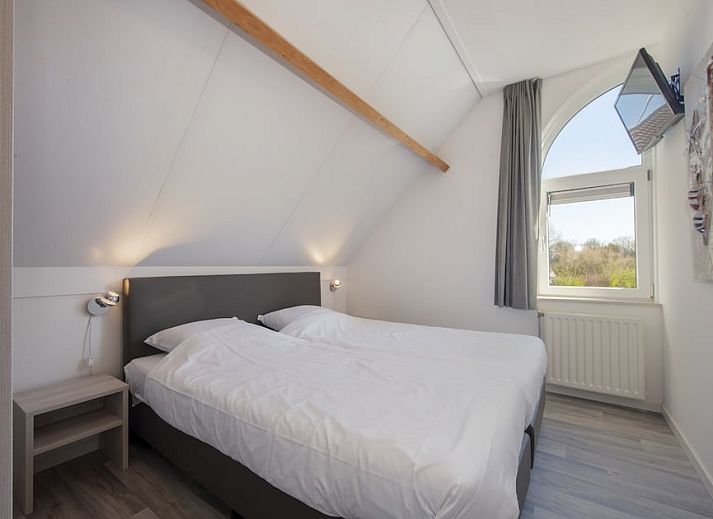 Gemuetliches Wohnzimmer der Villa R6A in Kamperland, Zeeland, mit moderner Einrichtung und Gartenblick fuer einen entspannten Urlaub.