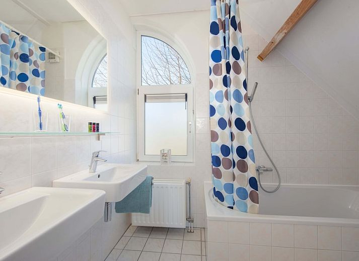 Gemuetliches Wohnzimmer der Villa R6A in Kamperland, Zeeland, mit moderner Einrichtung und Gartenblick fuer einen entspannten Urlaub.