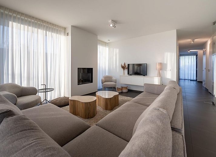 Eetkamer met uitzicht op natuur in Waterlijn 06 bungalow, Kamperland, Noord-Beveland, Zeeland.