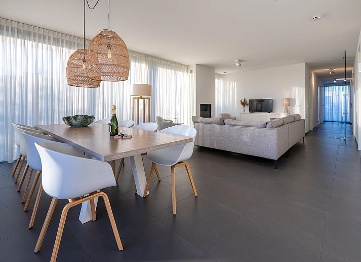 Eetkamer met uitzicht op natuur in Waterlijn 06 bungalow, Kamperland, Noord-Beveland, Zeeland.