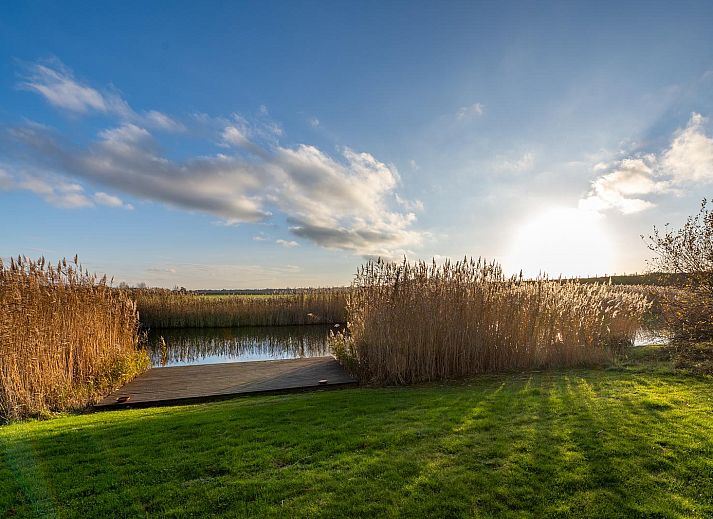 Eetkamer met uitzicht op natuur in Waterlijn 06 bungalow, Kamperland, Noord-Beveland, Zeeland.