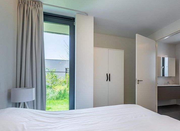 Comfortabele zithoek met natuurzicht in Waterlijn 06 bungalow, Kamperland, Zeeland.