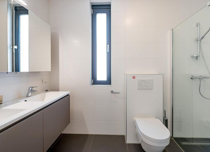 Comfortabele zithoek met natuurzicht in Waterlijn 06 bungalow, Kamperland, Zeeland.