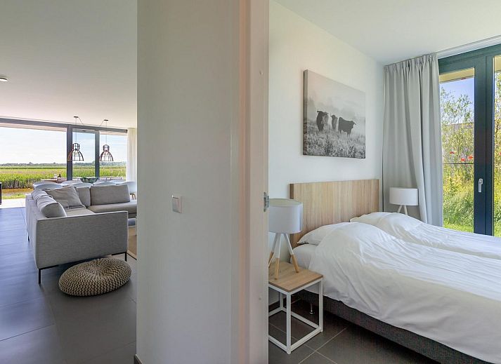 Comfortabele zithoek met natuurzicht in Waterlijn 06 bungalow, Kamperland, Zeeland.