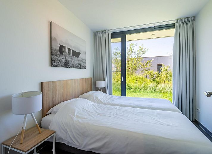 Moderne woonkamer met haard in Waterlijn 06 vakantiehuis, Kamperland, Noord-Beveland, Zeeland.