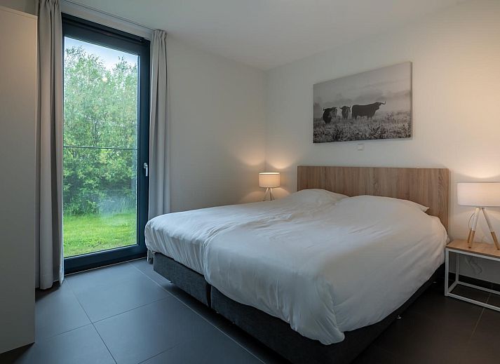 Moderne woonkamer met haard in Waterlijn 06 vakantiehuis, Kamperland, Noord-Beveland, Zeeland.