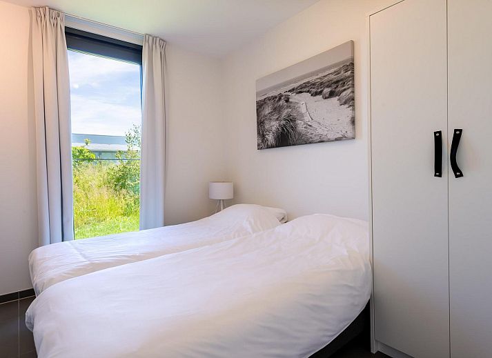 Moderne woonkamer met haard in Waterlijn 06 vakantiehuis, Kamperland, Noord-Beveland, Zeeland.