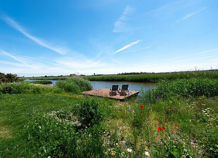Stijlvolle woonkamer met open haard in Waterlijn 06 bungalow, Kamperland, Zeeland.