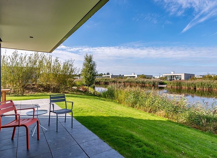 Spacious living room with sliding glass doors in Waterline 09, bungalow in Kamperland, North Beveland.