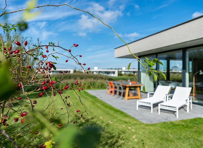 Spacious living room with sliding glass doors in Waterline 09, bungalow in Kamperland, North Beveland.