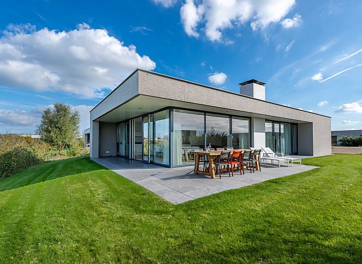 Spacious living room with sliding glass doors in Waterline 09, bungalow in Kamperland, North Beveland.