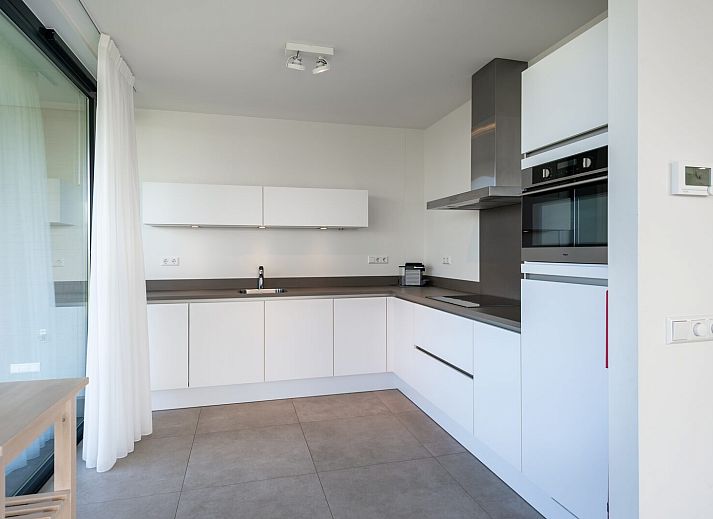 Spacious living room with sliding glass doors in Waterline 09, bungalow in Kamperland, North Beveland.