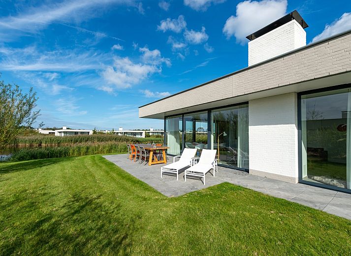 Modern living room with comfortable sofa in Waterline 09, bungalow in Kamperland, North Beveland.