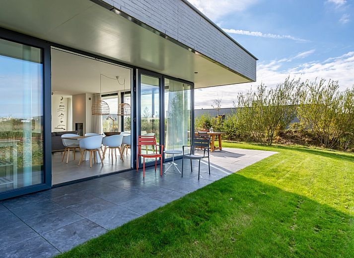 Modern living room with comfortable sofa in Waterline 09, bungalow in Kamperland, North Beveland.