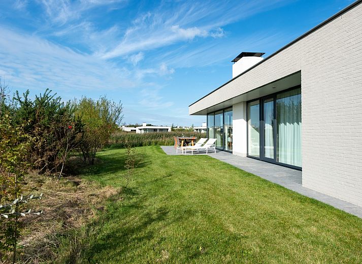 Dining area with designer lamps in Waterline 09, vacation home in Kamperland, Zeeland.
