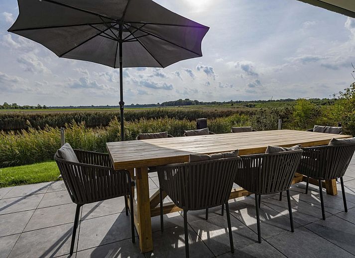 Modern sitting area with television in Waterline 10, vacation home in Kamperland, North Beveland.