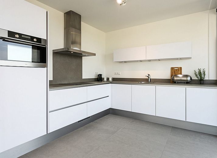 Modern sitting area with television in Waterline 10, vacation home in Kamperland, North Beveland.