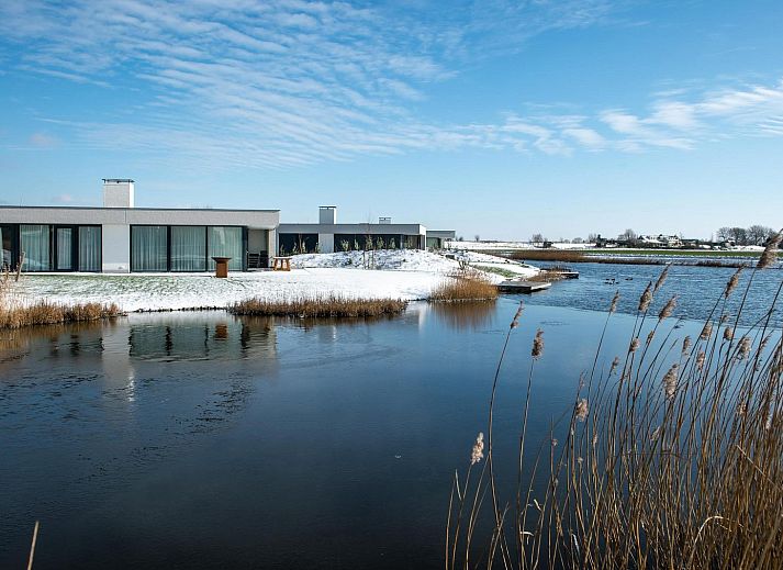 Spacious dining area overlooking garden in Waterline 10, bungalow in Kamperland, Zeeland.