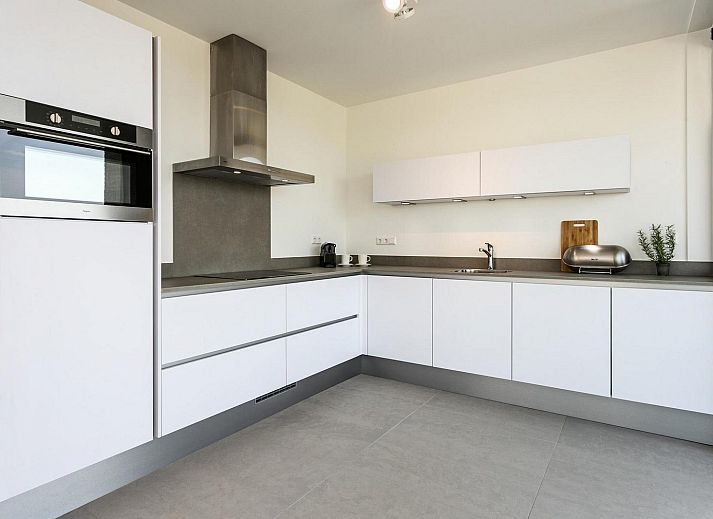 Spacious dining area overlooking garden in Waterline 10, bungalow in Kamperland, Zeeland.