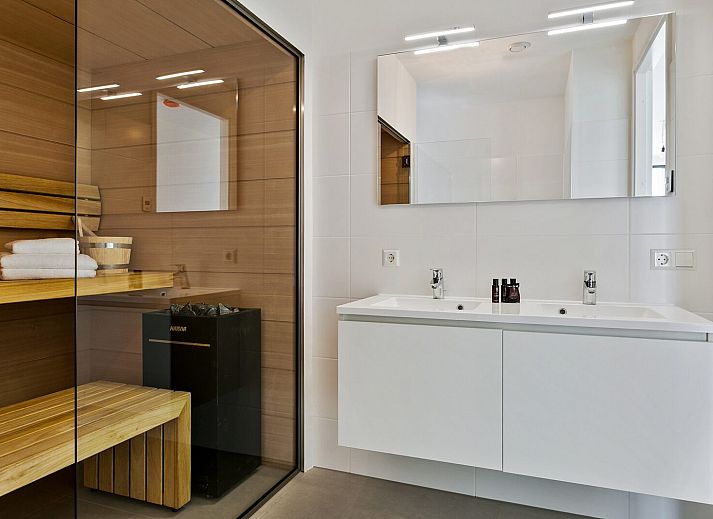 Spacious dining area overlooking garden in Waterline 10, bungalow in Kamperland, Zeeland.