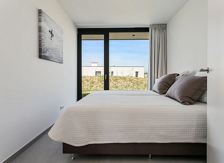 Stylish dining room with large windows in Waterline 10, vacation home in Kamperland, North Beveland.