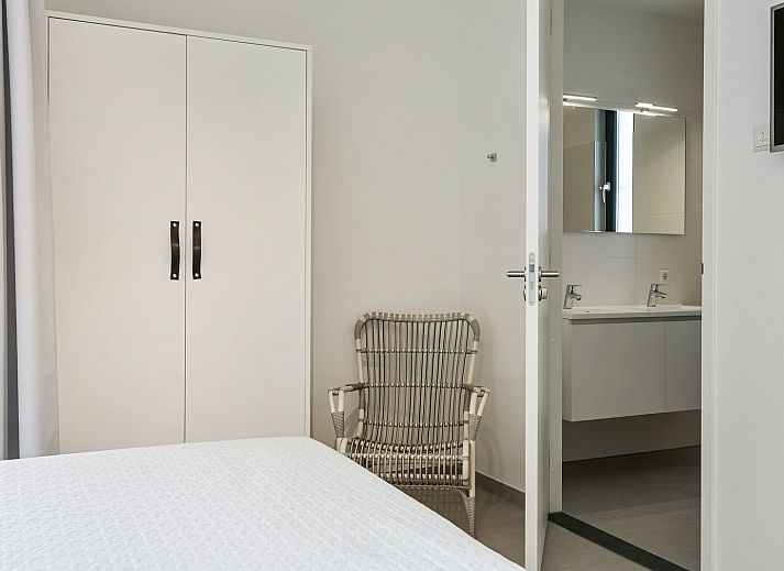 Stylish dining room with large windows in Waterline 10, vacation home in Kamperland, North Beveland.