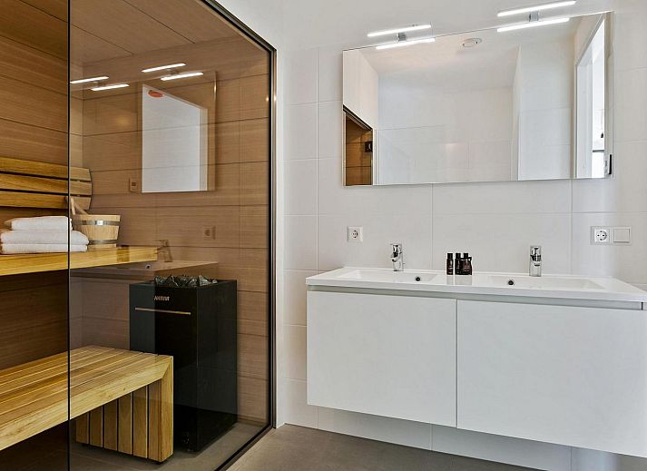 Stylish dining room with large windows in Waterline 10, vacation home in Kamperland, North Beveland.