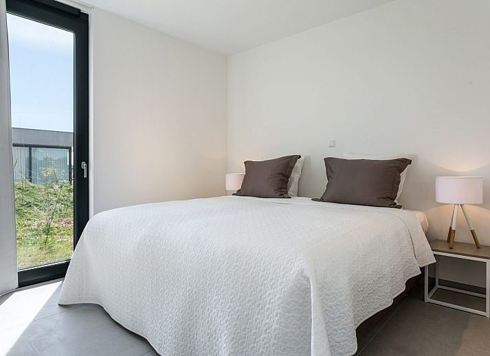 Modern kitchen with wooden dining table in Waterline 10, bungalow in Kamperland, Zeeland.