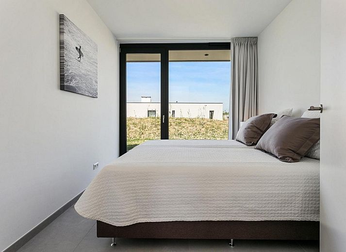 Modern kitchen with wooden dining table in Waterline 10, bungalow in Kamperland, Zeeland.