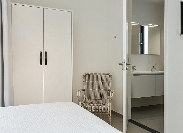 Modern kitchen with wooden dining table in Waterline 10, bungalow in Kamperland, Zeeland.