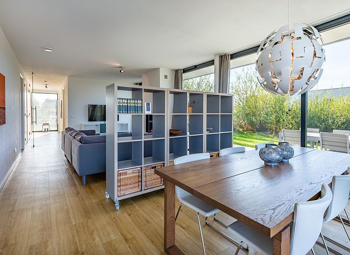 Essecke mit Blick auf den Garten in Waterlijn 11 | De Groote Duynen, Ferienhaus in Kamperland, Zeeland.