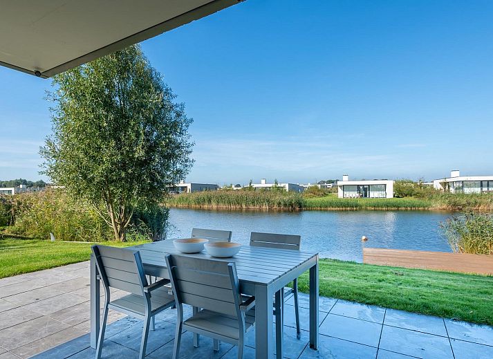 Essecke mit Blick auf den Garten in Waterlijn 11 | De Groote Duynen, Ferienhaus in Kamperland, Zeeland.