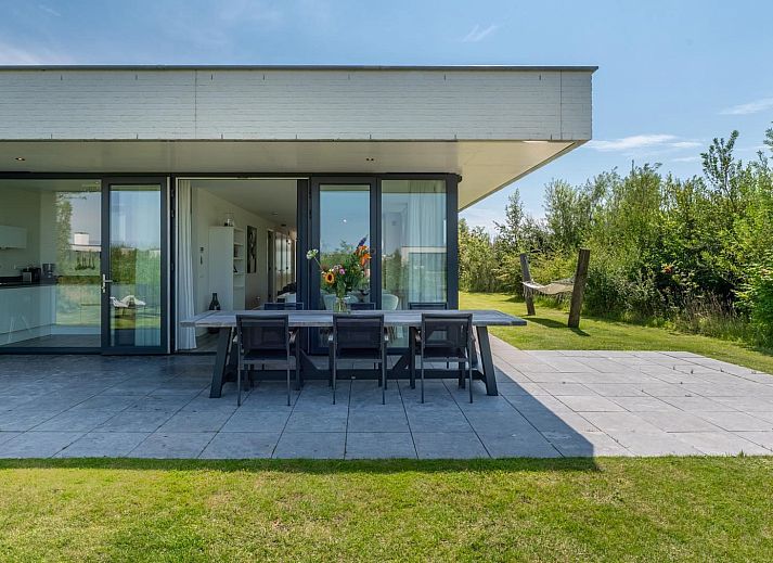 Geniet van de hangmat op het terras van Waterlijn 13, De Groote Duynen in Kamperland, ideaal vakantiehuis in Zeeland.