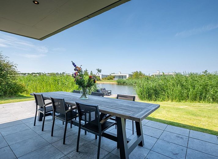 Geniet van de hangmat op het terras van Waterlijn 13, De Groote Duynen in Kamperland, ideaal vakantiehuis in Zeeland.