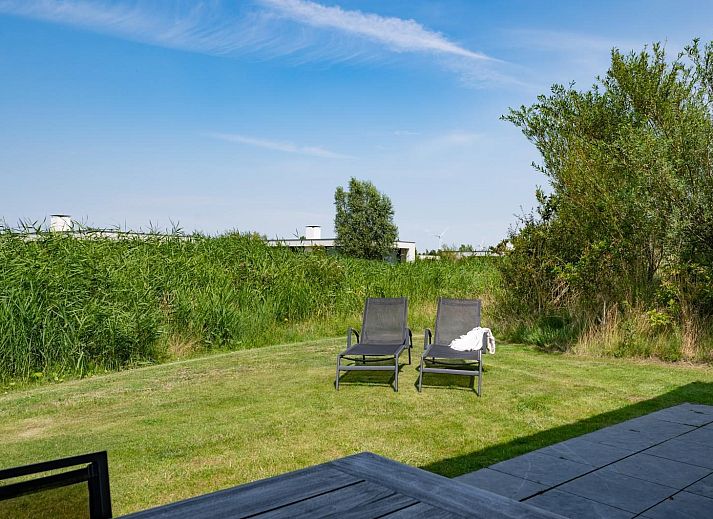 Stijlvolle eetkamer in Waterlijn 13, De Groote Duynen in Kamperland, ruim vakantiehuis met veel lichtinval.