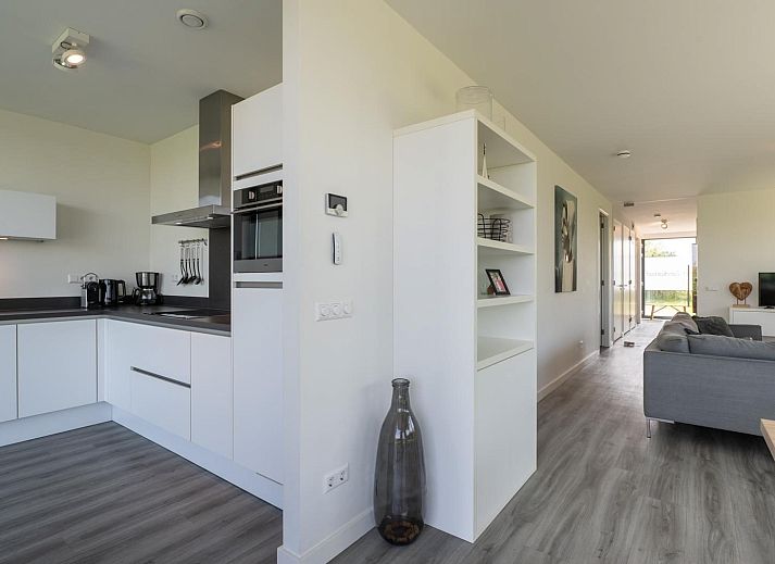 Stijlvolle eetkamer in Waterlijn 13, De Groote Duynen in Kamperland, ruim vakantiehuis met veel lichtinval.
