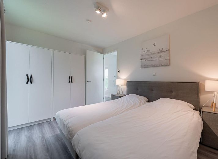 Stijlvolle eetkamer in Waterlijn 13, De Groote Duynen in Kamperland, ruim vakantiehuis met veel lichtinval.
