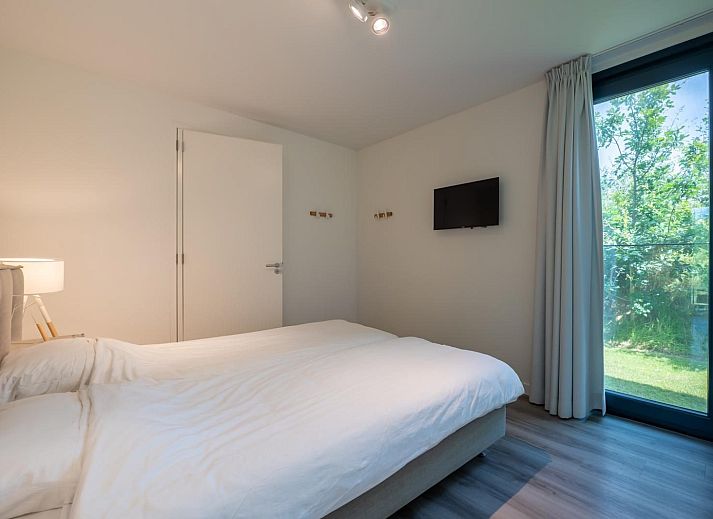 Stijlvolle eetkamer in Waterlijn 13, De Groote Duynen in Kamperland, ruim vakantiehuis met veel lichtinval.