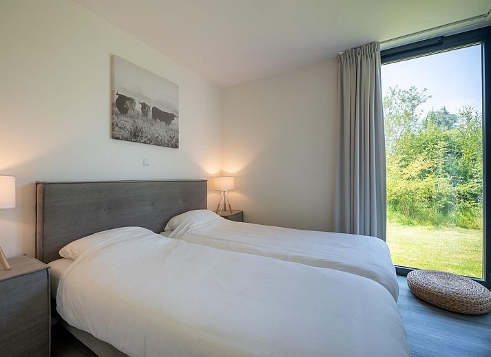 Gezellige woonkamer met open haard in Waterlijn 13, De Groote Duynen, vakantiehuis in Kamperland, Zeeland.