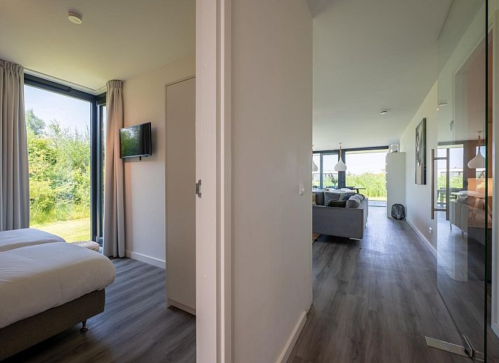 Gezellige woonkamer met open haard in Waterlijn 13, De Groote Duynen, vakantiehuis in Kamperland, Zeeland.